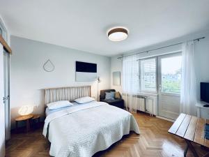 1 dormitorio con cama blanca y ventana en Casa Galleria Rica, en Makarska