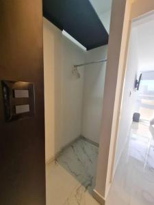 um quarto vazio com uma porta e uma cabina de duche ao nível do chão em Bright APT w/view near Reforma em Cidade do México