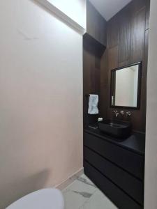 bagno con lavandino nero e specchio di Bright APT w/view near Reforma a Città del Messico