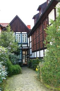 une ancienne maison avec un chemin pavé devant elle dans l'établissement Ferienwohnungen Café Cup, à Detmold