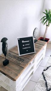 d'une table avec un ordinateur portable. dans l'établissement Appartement Chaleureux avec 2 grandes chambres, à Saint-Rambert-dʼAlbon