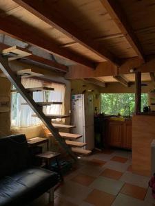 uma cozinha com uma escada em espiral numa casa em Cabaña La Sencillita em Neptunia