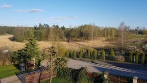 vistas a una entrada con valla y árboles en Apartamenty Łąkowa Piecki en Piecki