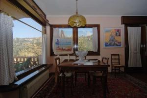 ein Esszimmer mit einem Tisch und einem Fenster in der Unterkunft Conca di Sopra Home in Corsanico-Bargecchia
