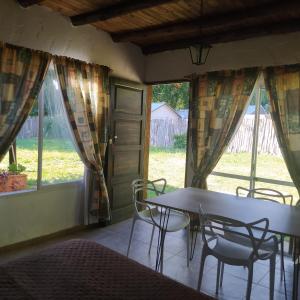 烏斯帕亞塔的住宿－Posada Uspallata，窗户间里的桌椅