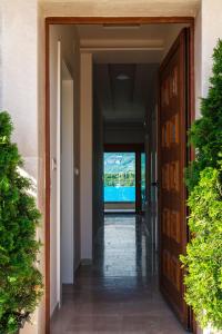 um corredor com uma porta que dá para uma casa em Villa Amari waterfront, step to the sea and berth em Bogišići