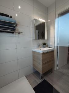 La salle de bains est pourvue d'un lavabo et d'un miroir. dans l'établissement Apartamento Rodhes playa 2-A5, à Roses