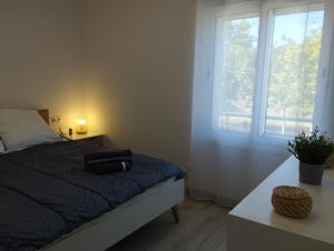 - un lit avec un sac noir dans une chambre avec une fenêtre dans l'établissement Apartamento Rodhes playa 2-A5, à Roses