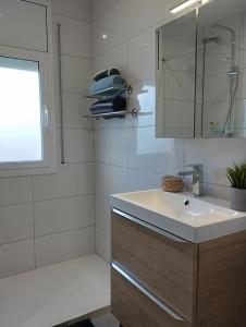 La salle de bains est pourvue d'un lavabo et d'un miroir. dans l'établissement Apartamento Rodhes playa 2-A5, à Roses
