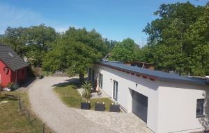 - une vue aérienne sur un bâtiment blanc avec une allée dans l'établissement Oase am Nationalpark, à Kargow