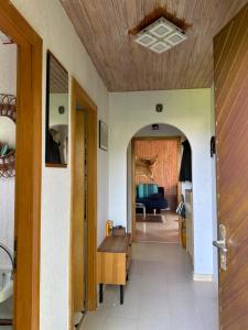 corridoio con tavolo e soggiorno di Kleines & feines Holzhaus in der Natur a Eschwege