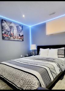 una camera da letto con un letto e luci sul soffitto di Staycation Apartment, Free Parking ,kitchen & washroom ensuite a London