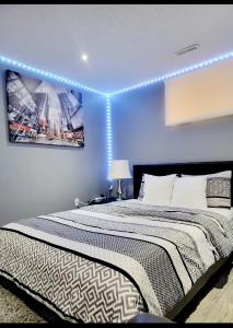 een slaapkamer met een bed met verlichting aan het plafond bij Staycation Apartment, Free Parking ,kitchen & washroom ensuite in London