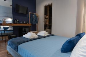 a blue bedroom with a bed with blue walls at B&Business - Fibra ultraveloce, angolo fitness e smartworking, parcheggio coperto in Cosenza