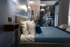 a bedroom with a bed with a headboard and pillows at B&Business - Fibra ultraveloce, angolo fitness e smartworking, parcheggio coperto in Cosenza
