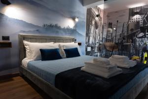 a bedroom with a bed with towels on it at B&Business - Fibra ultraveloce, angolo fitness e smartworking, parcheggio coperto in Cosenza