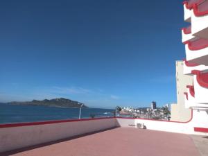 una vista del océano desde el techo de un edificio en Hotel Essen's en Mazatlán