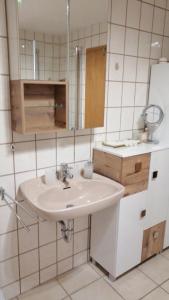 y baño con lavabo y espejo. en Ferienwohnung Guth en Wehr