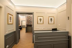 un pasillo con una estantería de libros en una biblioteca en Porta Castello Suites, en Roma