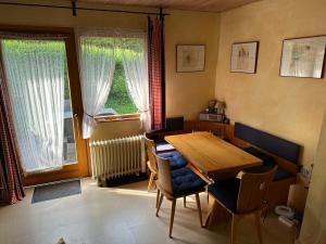 - une salle à manger avec une table et des chaises en bois dans l'établissement Kleines & feines Holzhaus in der Natur, à Eschwege