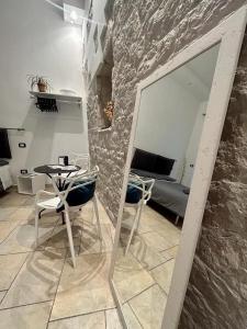 Habitación con mesa, sillas y espejo. en Il Moretto, en Trani
