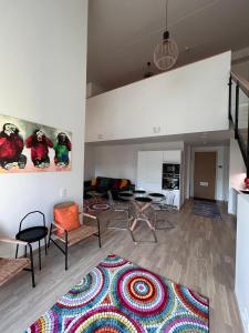 een woonkamer met een tapijt op de vloer bij Three Monkeys Loft in Hyvinkää