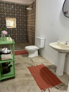 een badkamer met een toilet en een wastafel bij Casa charmosa em condomínio arborizado in Nova Lima