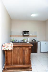 een keuken met een houten aanrecht en een wastafel bij Narcizo in Lules