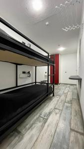 Cette chambre comprend 2 lits superposés et du parquet. dans l'établissement ПИРС, à Odessa