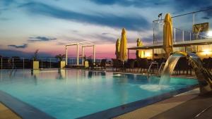 ein Pool auf dem Dach eines Hotels mit einem Wasserpark in der Unterkunft Hotel Tami Residence in Niš