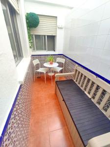 een klein balkon met een tafel en stoelen bij Infantes Beach Apartment in Torre del Mar