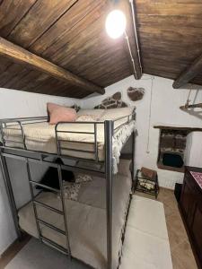 ein Schlafzimmer mit einem Etagenbett in einem Zimmer in der Unterkunft Muristene Pozzo Santa Cristina in Paulilatino
