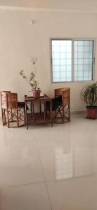 una stanza con tavolo e sedie e un tavolo con piante di unTrained & unPlanned a Jabalpur