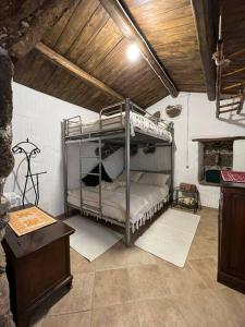 ein Schlafzimmer mit einem Etagenbett in einem Zimmer in der Unterkunft Muristene Pozzo Santa Cristina in Paulilatino