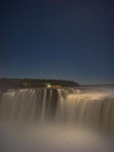 伊瓜蘇港的住宿－Gran Meliá Iguazú，夜晚与天空中的星星相映下的瀑布