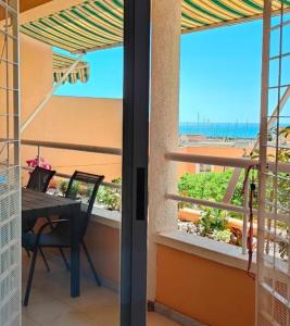 einen Balkon mit einem Tisch und Strandblick in der Unterkunft Apartamento en primera línea de playa, frente al puerto de Aguadulce in Aguadulce