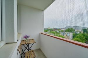 Balkoni atau teres di Green City View Apartment Wroclavia Swobodna by Renters
