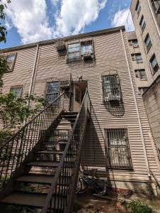 un edificio con una escalera delante de él en Williamsburg Private Room with Garden en Brooklyn