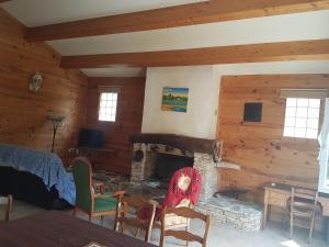 a living room with a fireplace in a log cabin at Villa authentique à Patrimonio in Patrimonio