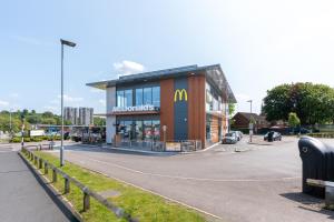 un restaurante McDonalds con un cartel en un lateral de una carretera en Home from Home - 5 mins from town! en Liverpool