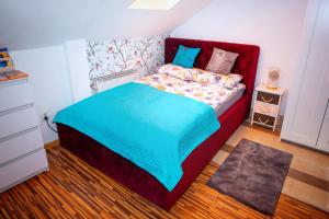 niewielka sypialnia z łóżkiem z czerwonym zagłówkiem w obiekcie Trend Apartment Old Market Rzeszów w mieście Rzeszów