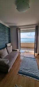 uma sala de estar com um sofá e vista para o oceano em ‘Good Feelings’ em Siófok
