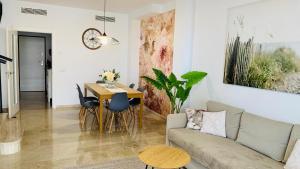 uma sala de estar com um sofá e uma mesa em OZEAN SUNSET HOUSE em Puerto de Santiago