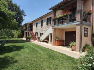 un edificio con un balcón con flores. en Agriturismo San Giorgino en Grosseto