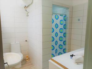 uma casa de banho com um lavatório, um WC e um chuveiro em Vaggelis Apartments em Roda