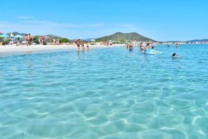 eine Gruppe von Menschen im Wasser an einem Strand in der Unterkunft Casa di Ale in Siniscola