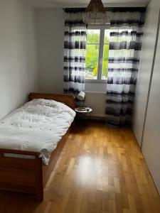 una piccola camera con letto e finestra di L'Etoile a Lutterbach