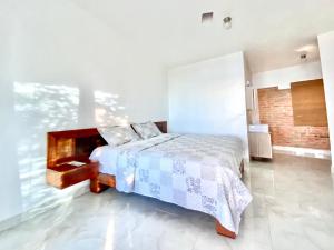 ein Schlafzimmer mit einem Bett und einem großen Fenster in der Unterkunft Inviting 2-Bed Apartment in Cofresi in Las Flores