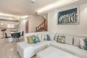 - un salon avec un canapé blanc et une table dans l'établissement Modern Penthouse Near The Beach Long Term Deal, à Punta Cana
