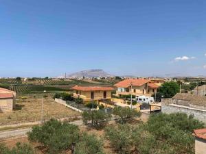 una vista aérea de una localidad con casas y árboles en Casa Vacanza Torre di Mezzo - Alba, en Marausa